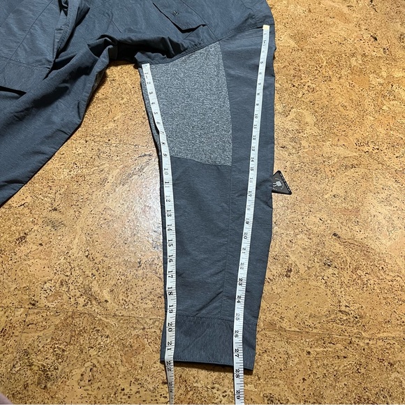 Wrangler Men's ATG Regular Fit Long Sleeve
Button Down Shirt In Gray Sz 2XT - Picture 15 of 15